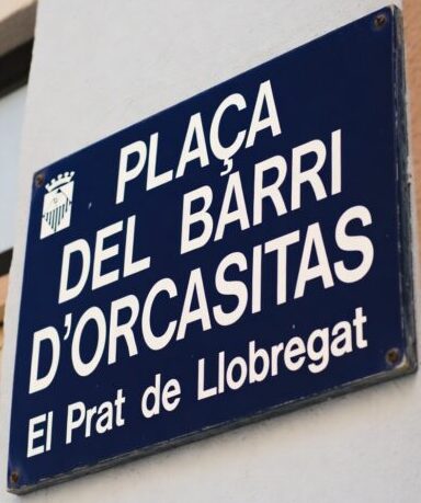 Ilustración de la placa de la Plaça del Barri d’Orcasitas. Imagen generada con IA (Grok)